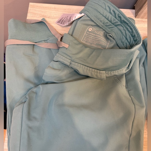 Figs aqua set - like new - Picture 3 of 3